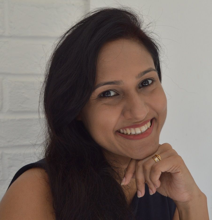 Ranga Jayaratne, A woman with long black hair and wearing a black dress