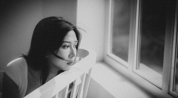 A bearded knight wearing a gold armour and helm