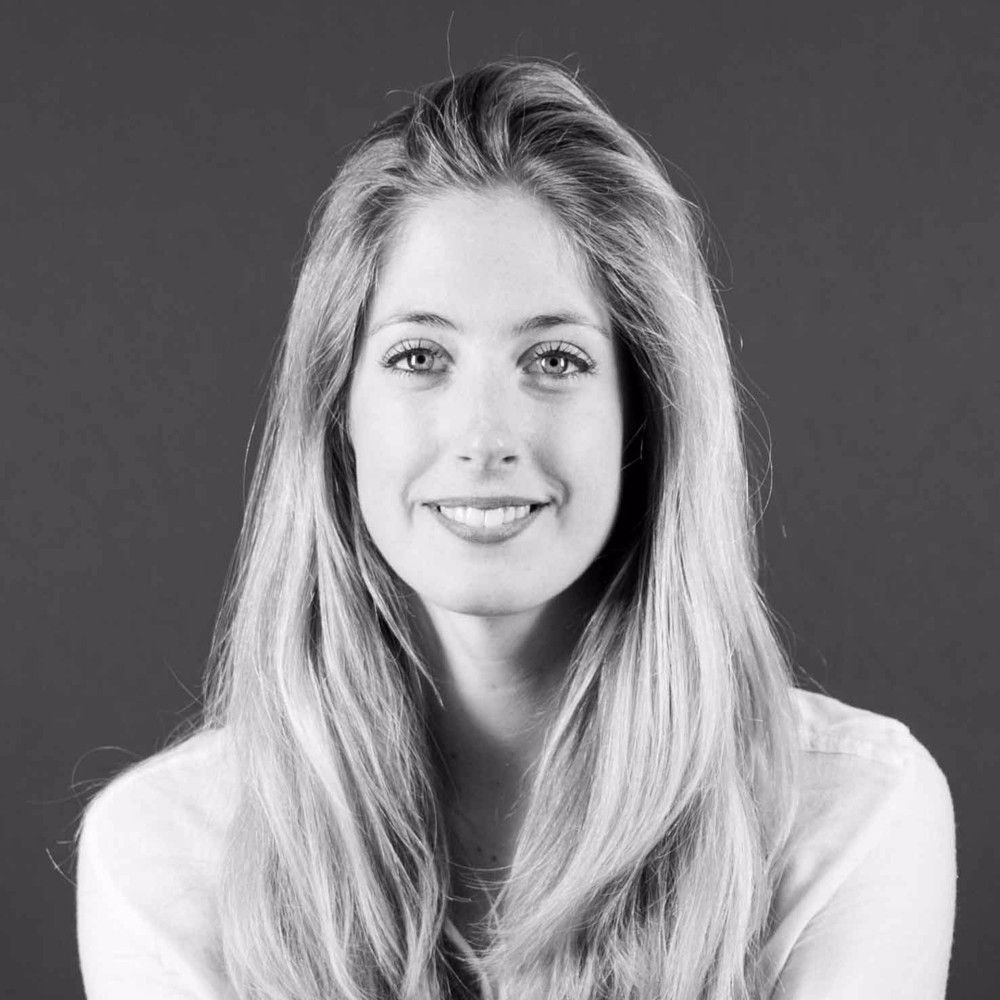 Amicie de Beauregard - An black and white image of a blonde girl smiling infront of the camera