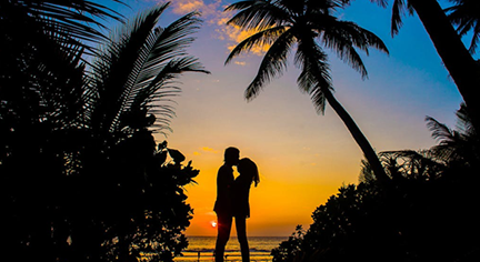 A silhouette of a man and a woman in a beach