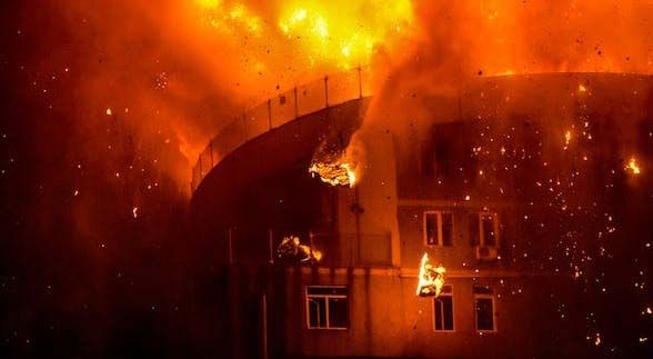 A building on fire with a lot of smokes