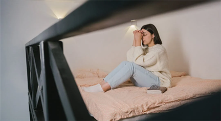 A praying woman in her bed