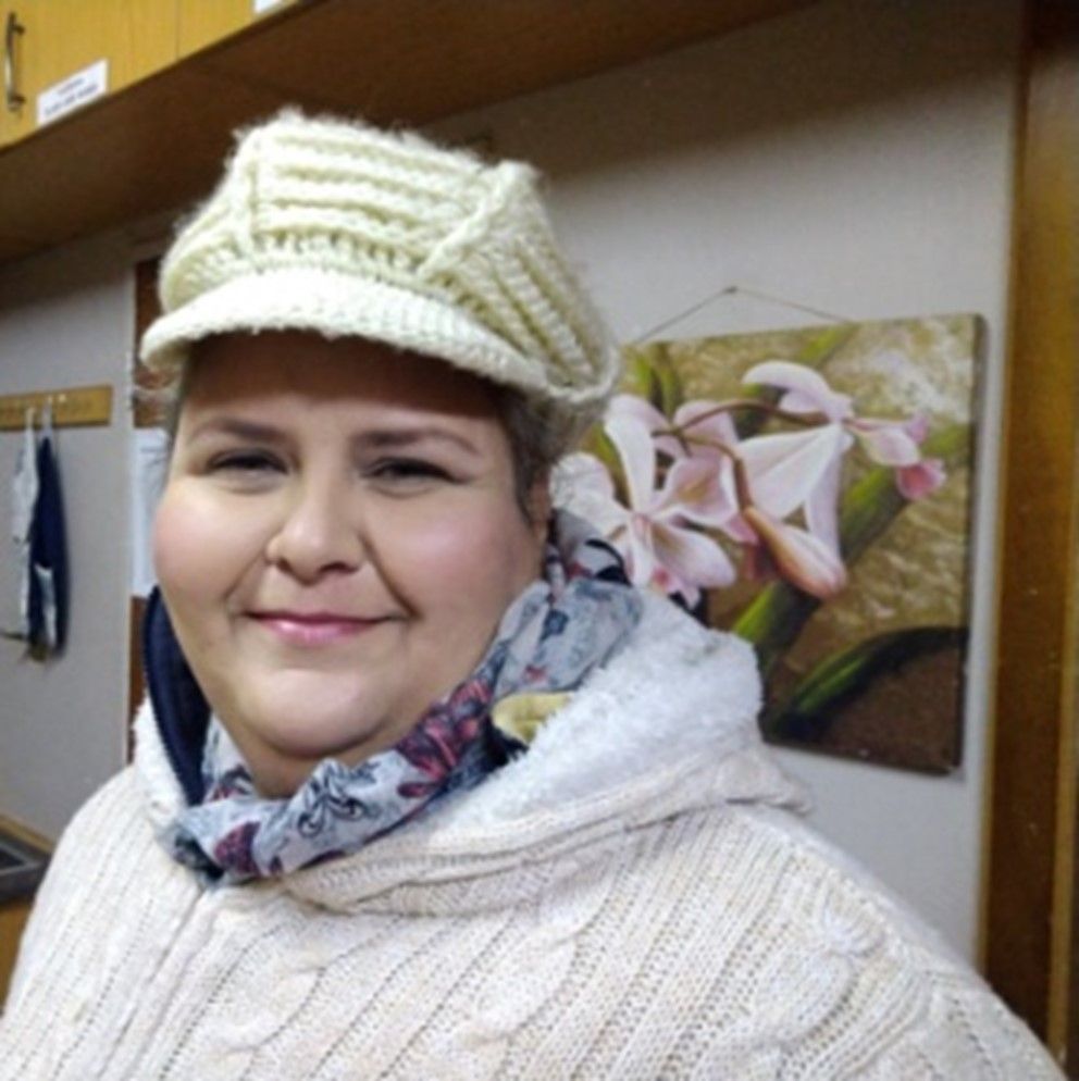 Esmeralda Havenga, A woman wearing a knitted cap wearing a white hoodie with a blue scarf