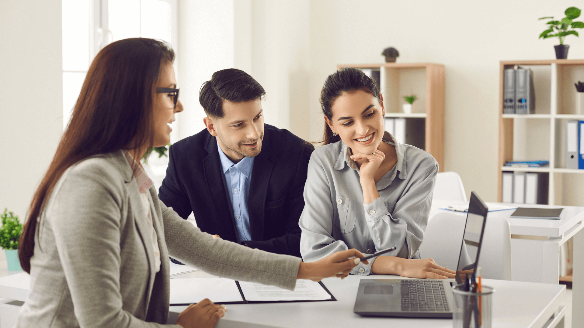 An image of a friendly consultation session with a property expert showcasing a one-on-one meeting where advice is being given to a potential investor.