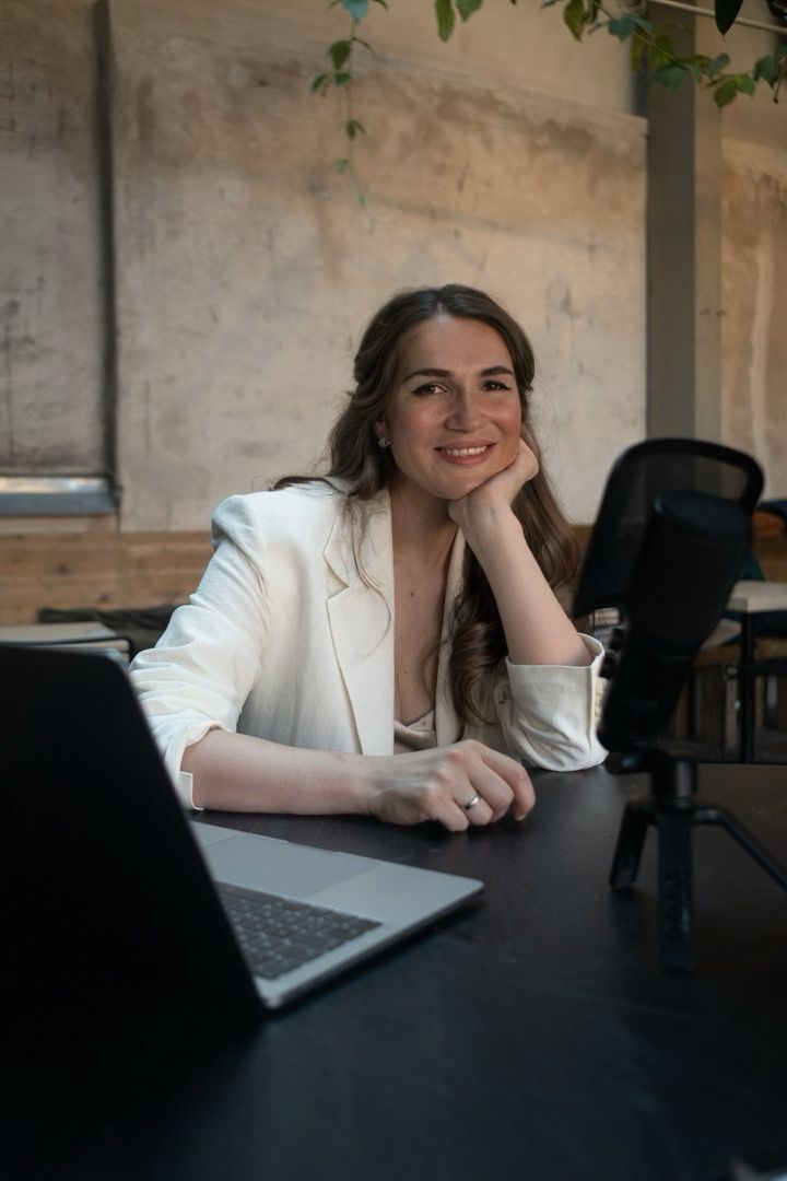 На фото Алена Борьессон — ведущая подкаста и автор книги «Не учи меня жить», эксперт по личностному развитию. Она помогает участникам через стратегические сессии находить ясность, внутреннюю опору и путь к реализации.