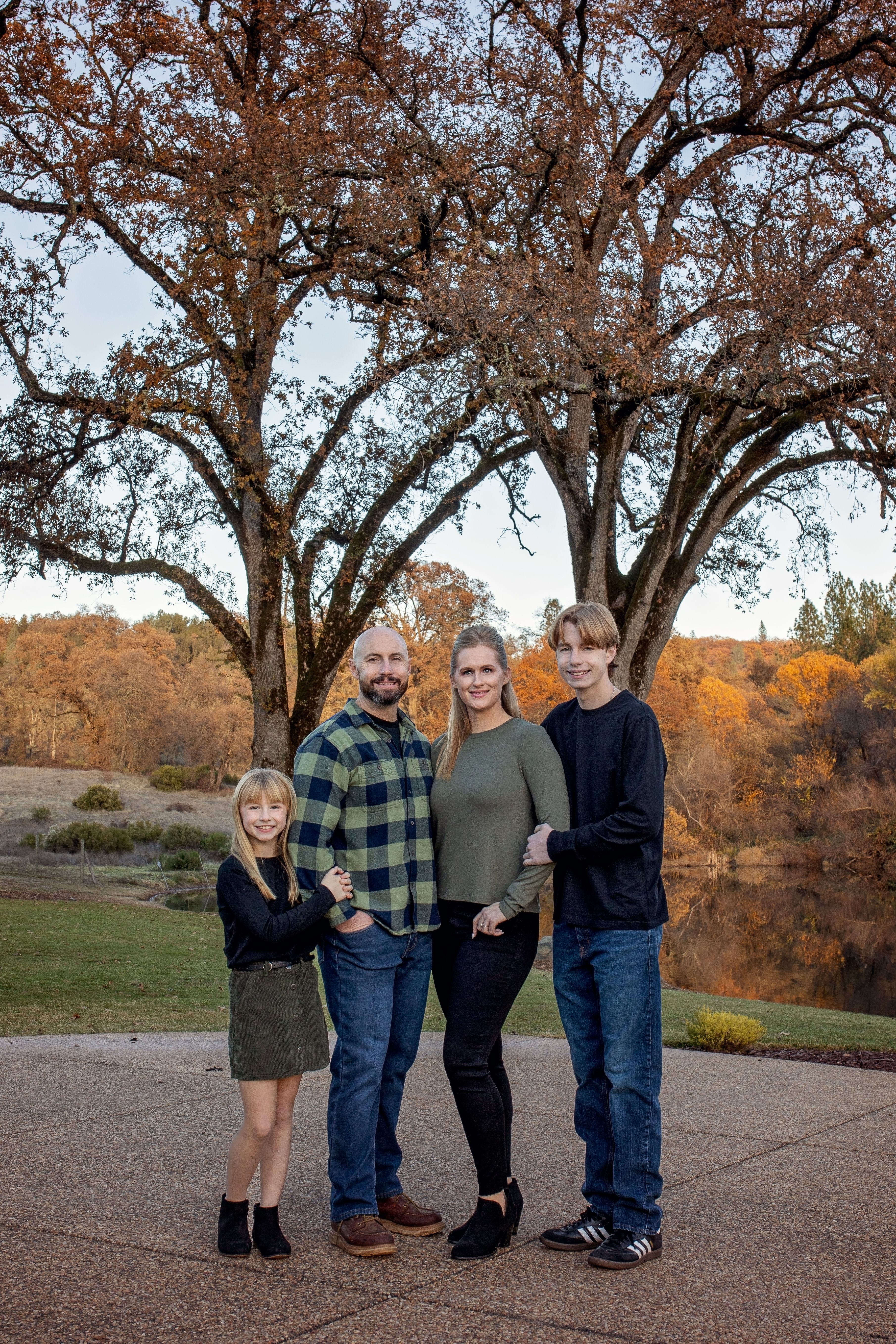 photography portraits of parents and children smiling outdoors